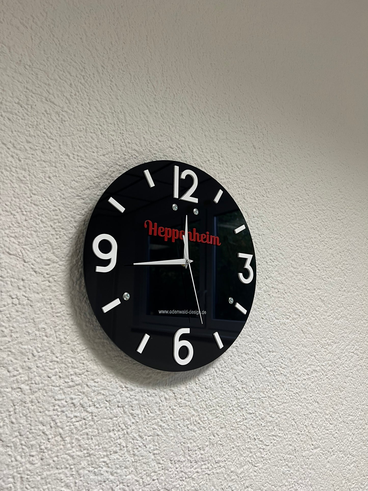 Elegantes Dekor für Ihr Haus und Büro: Wanduhr aus transparentem Acryl + Rote Zahlen (Individualisierung möglich)