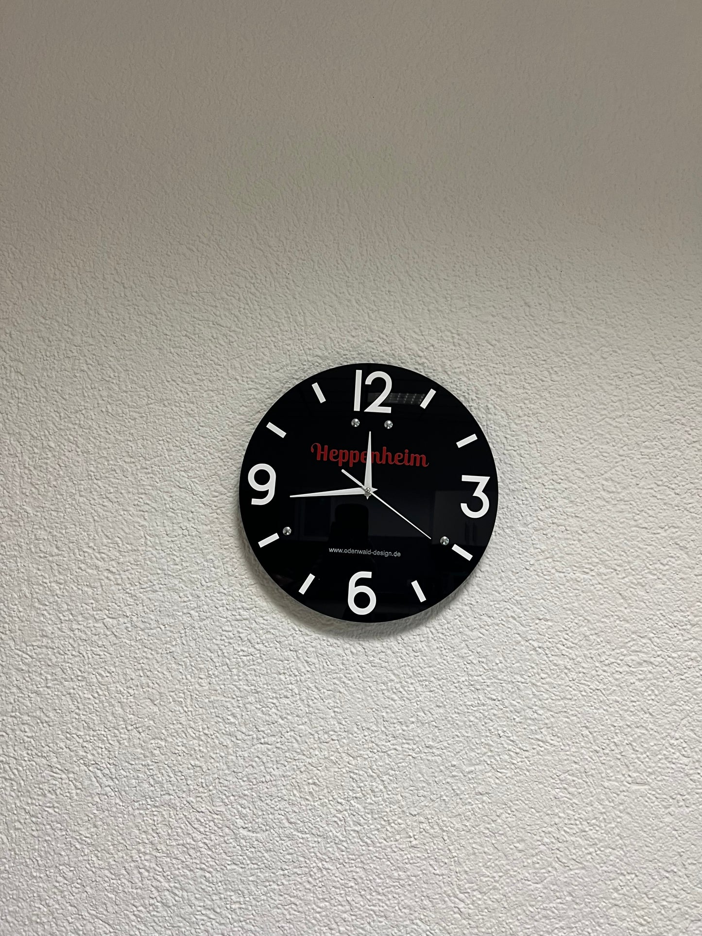Elegantes Dekor für Ihr Haus und Büro: Wanduhr aus transparentem Acryl + Rote Zahlen (Individualisierung möglich)