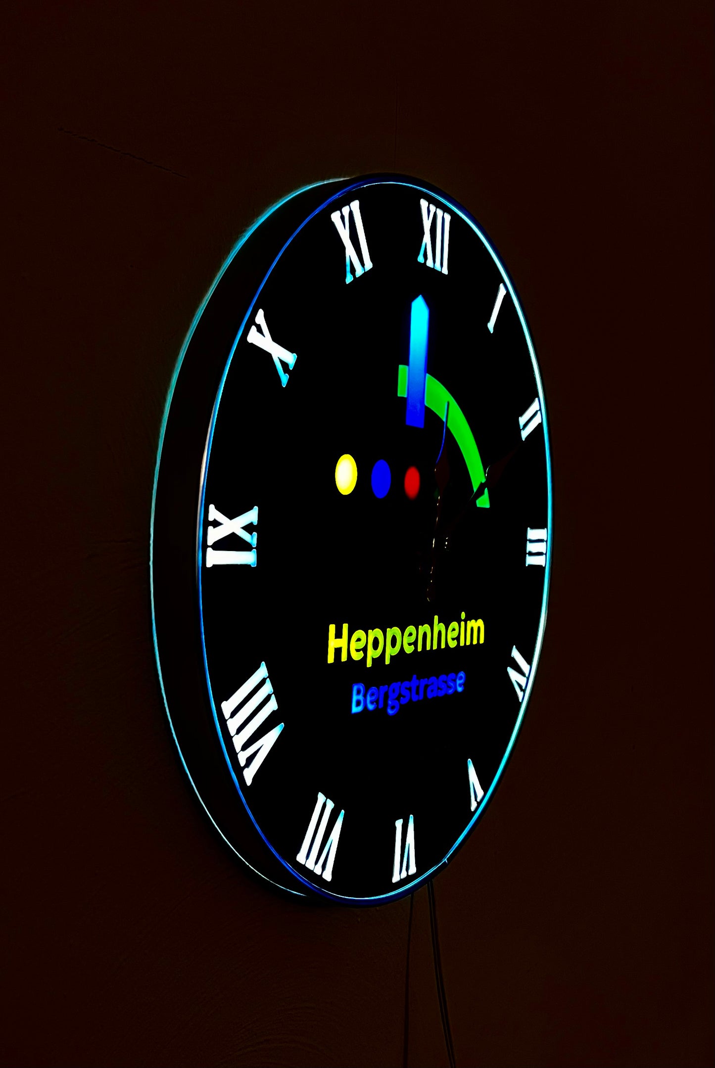 Elegantes Dekor für Ihr Haus und Büro: beleuchtete Wanduhr, hochwertige Verarbeitung, Individualisierung mit Wunschtext oder Logo möglich