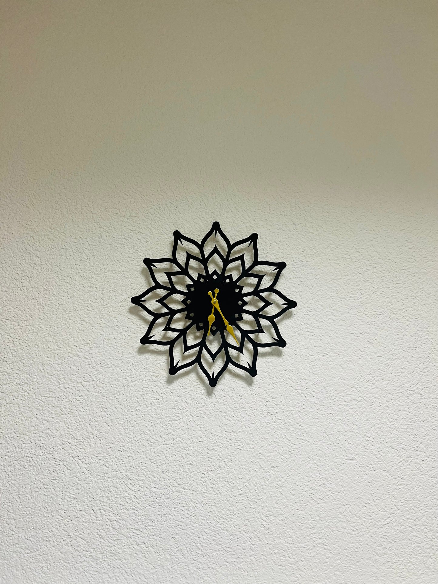 Elegantes Dekor für Ihr Haus und Büro: Wanduhr aus Holz, Mandala Motiv, dreidimensionale Ansicht
