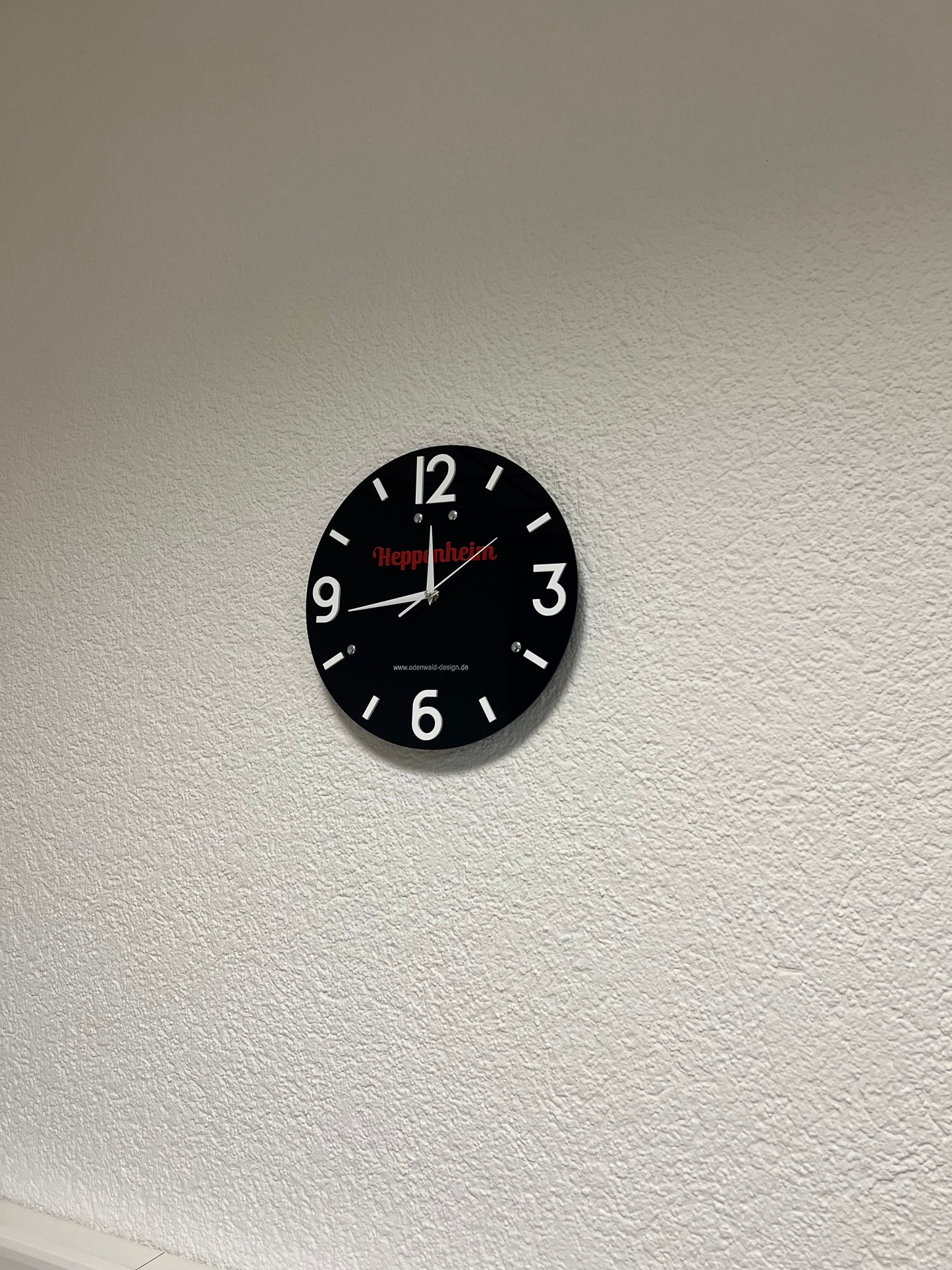 Elegantes Dekor für Ihr Haus und Büro: Wanduhr aus transparentem Acryl + Rote Zahlen (Individualisierung möglich)