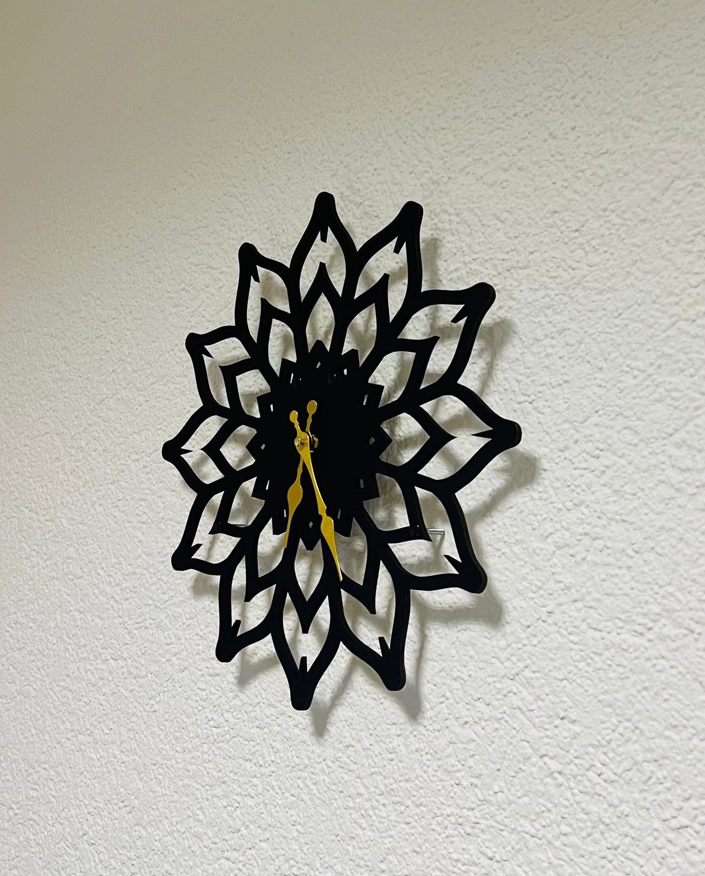 Elegantes Dekor für Ihr Haus und Büro: Wanduhr aus Holz, Mandala Motiv, dreidimensionale Ansicht