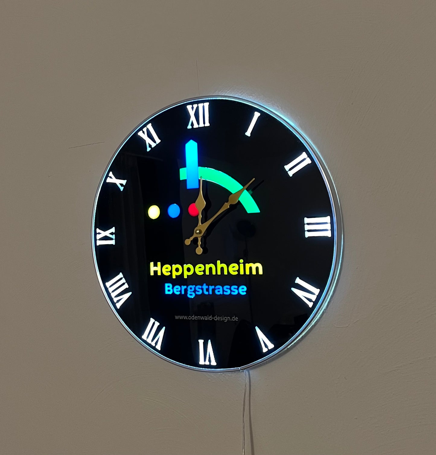 Elegantes Dekor für Ihr Haus und Büro: beleuchtete Wanduhr, hochwertige Verarbeitung, Individualisierung mit Wunschtext oder Logo möglich