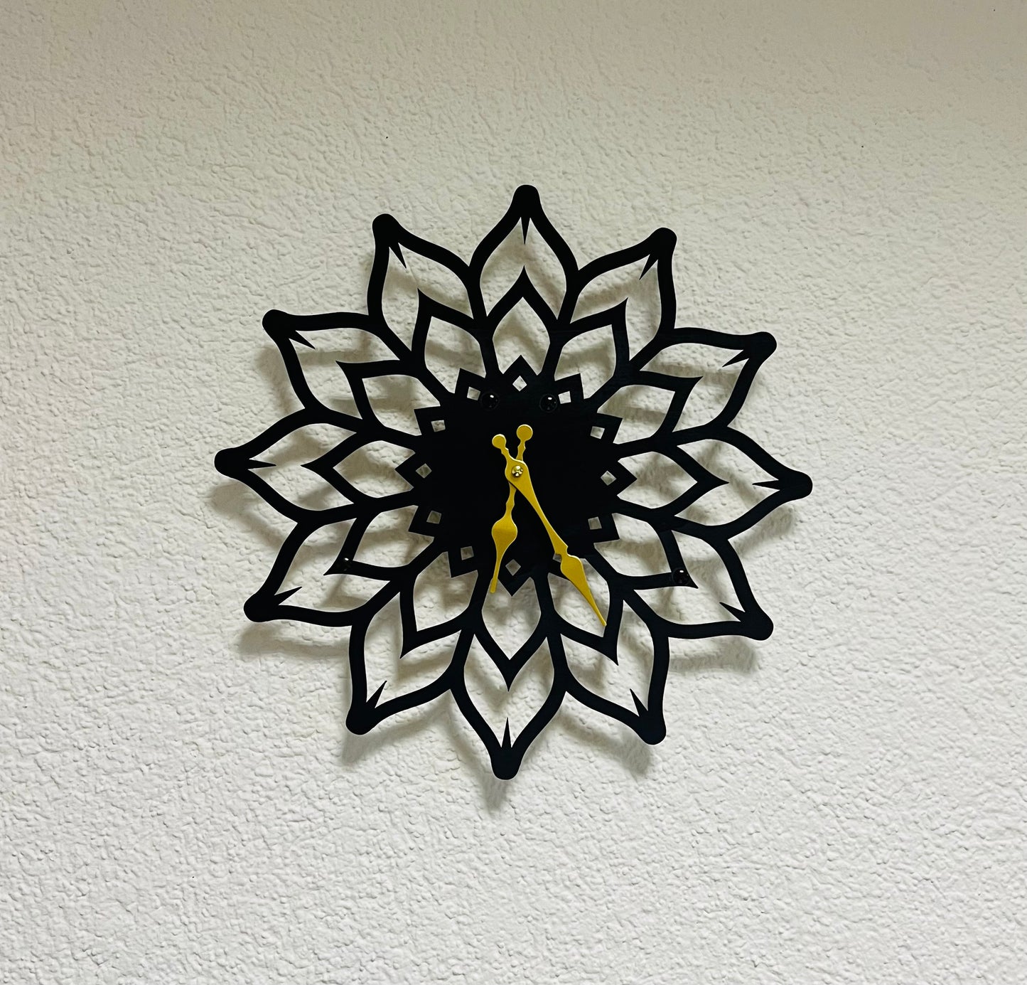 Elegantes Dekor für Ihr Haus und Büro: Wanduhr aus Holz, Mandala Motiv, dreidimensionale Ansicht