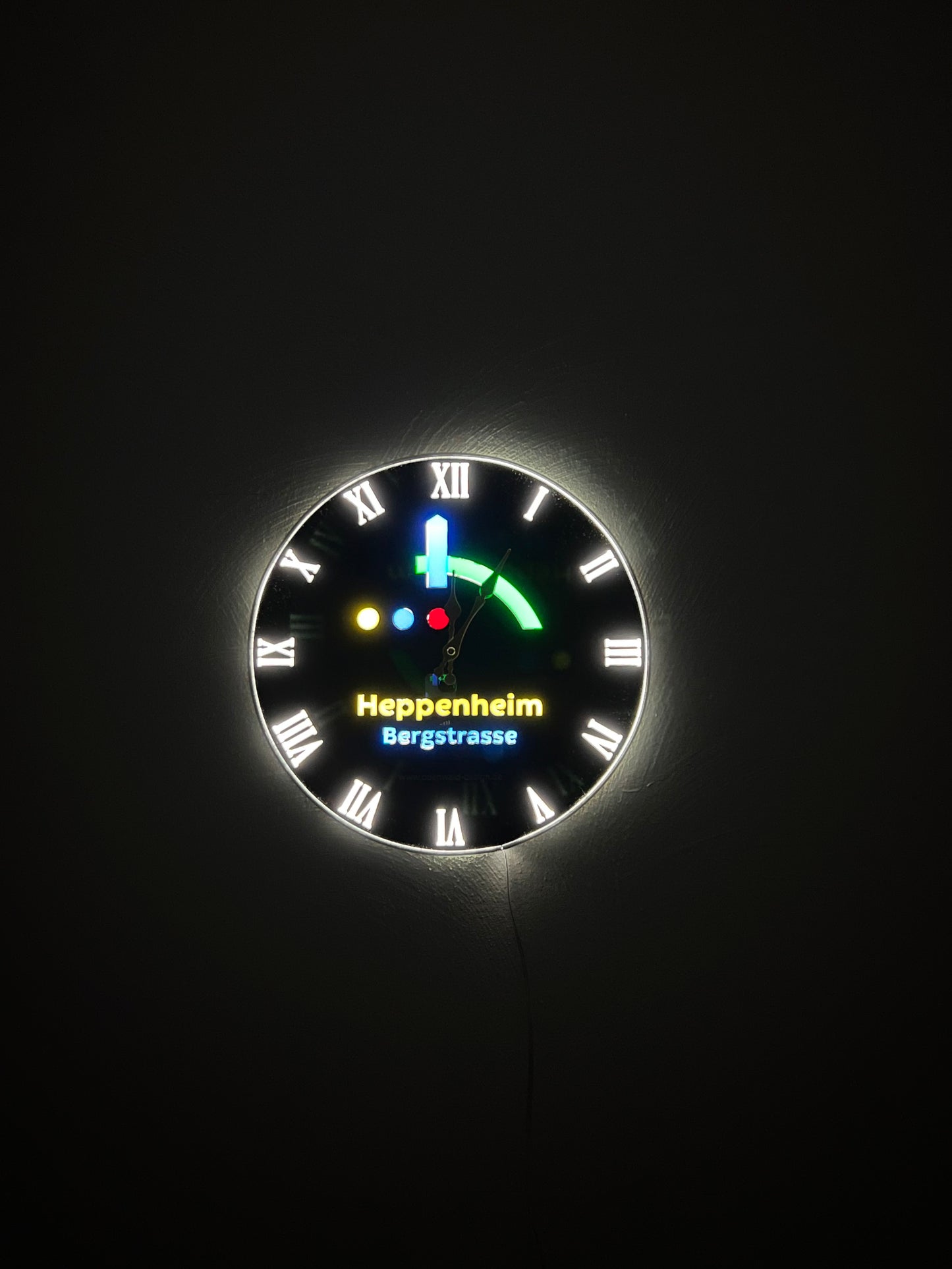 Elegantes Dekor für Ihr Haus und Büro: beleuchtete Wanduhr, hochwertige Verarbeitung, Individualisierung mit Wunschtext oder Logo möglich
