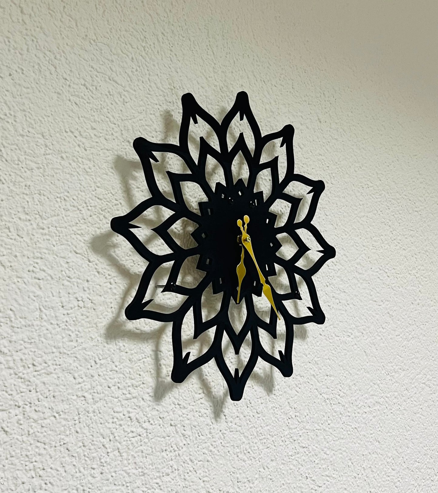 Elegantes Dekor für Ihr Haus und Büro: Wanduhr aus Holz, Mandala Motiv, dreidimensionale Ansicht