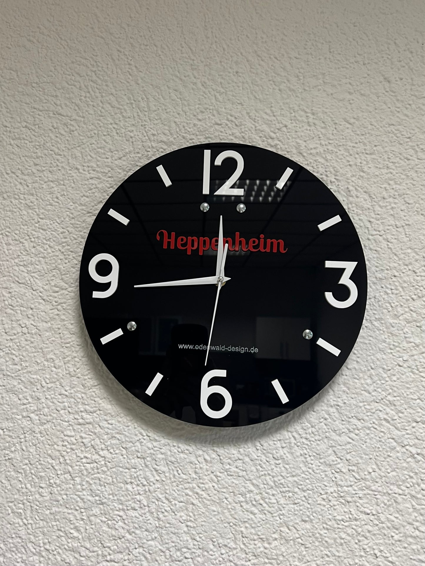 Elegantes Dekor für Ihr Haus und Büro: Wanduhr aus transparentem Acryl + Rote Zahlen (Individualisierung möglich)