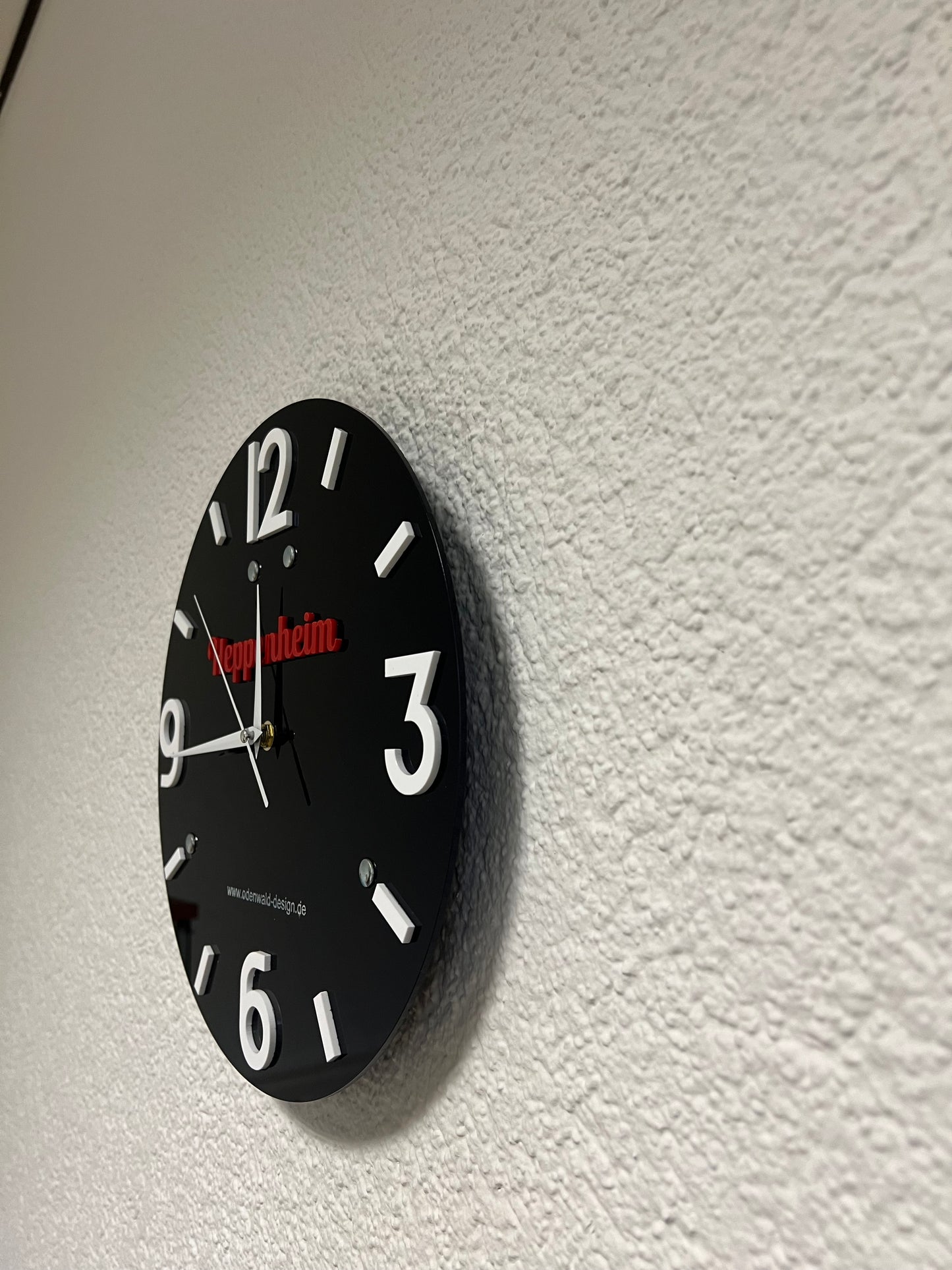 Elegantes Dekor für Ihr Haus und Büro: Wanduhr aus transparentem Acryl + Rote Zahlen (Individualisierung möglich)
