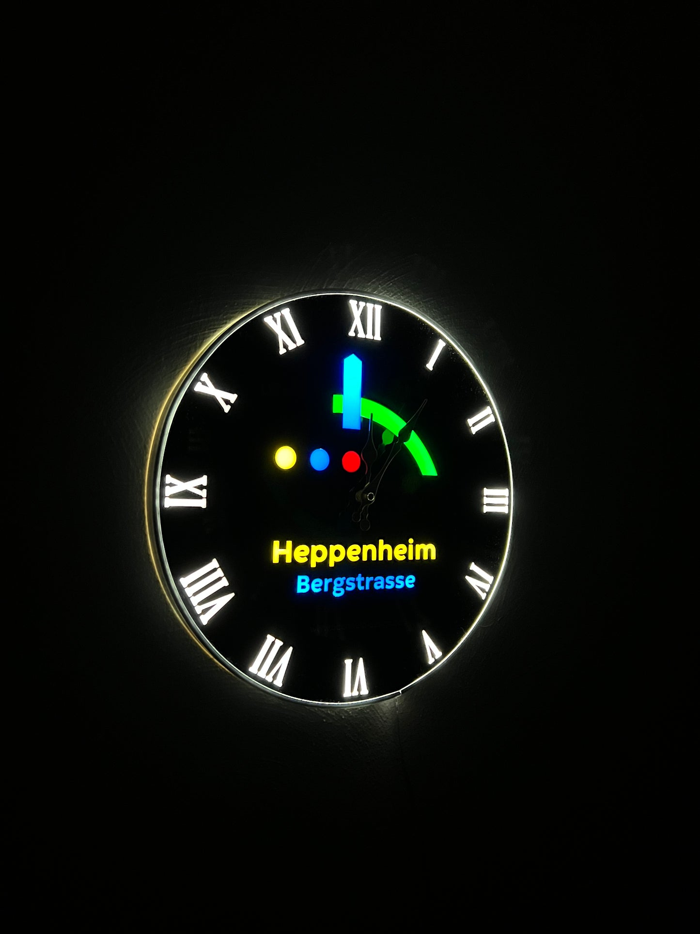 Elegantes Dekor für Ihr Haus und Büro: beleuchtete Wanduhr, hochwertige Verarbeitung, Individualisierung mit Wunschtext oder Logo möglich