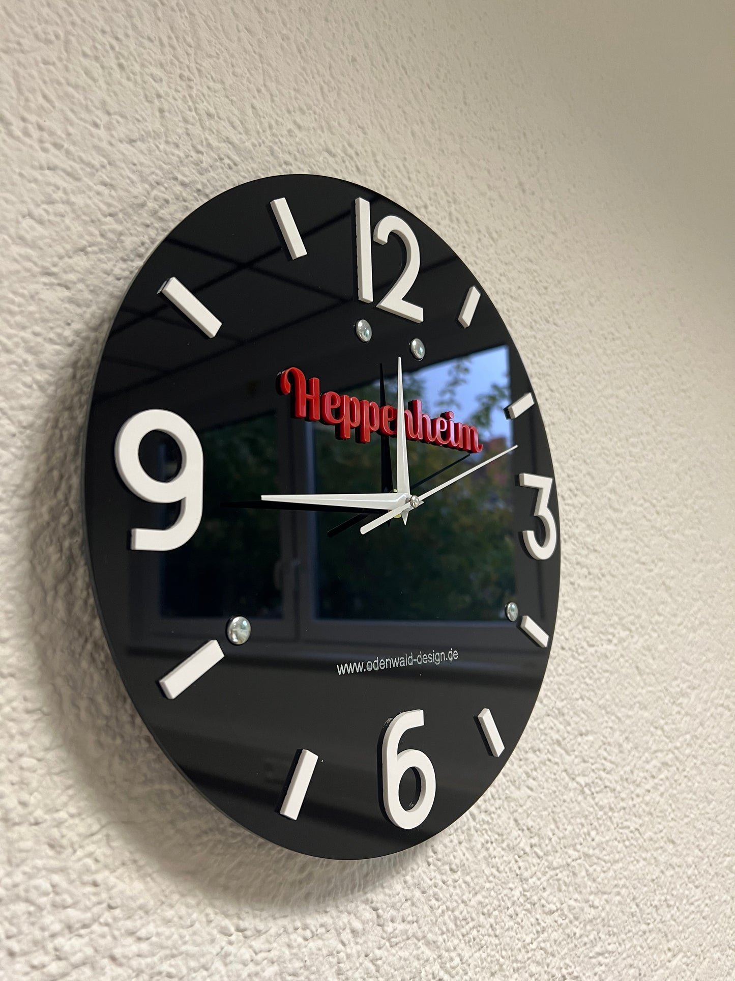 Elegantes Dekor für Ihr Haus und Büro: Wanduhr aus transparentem Acryl + Rote Zahlen (Individualisierung möglich)