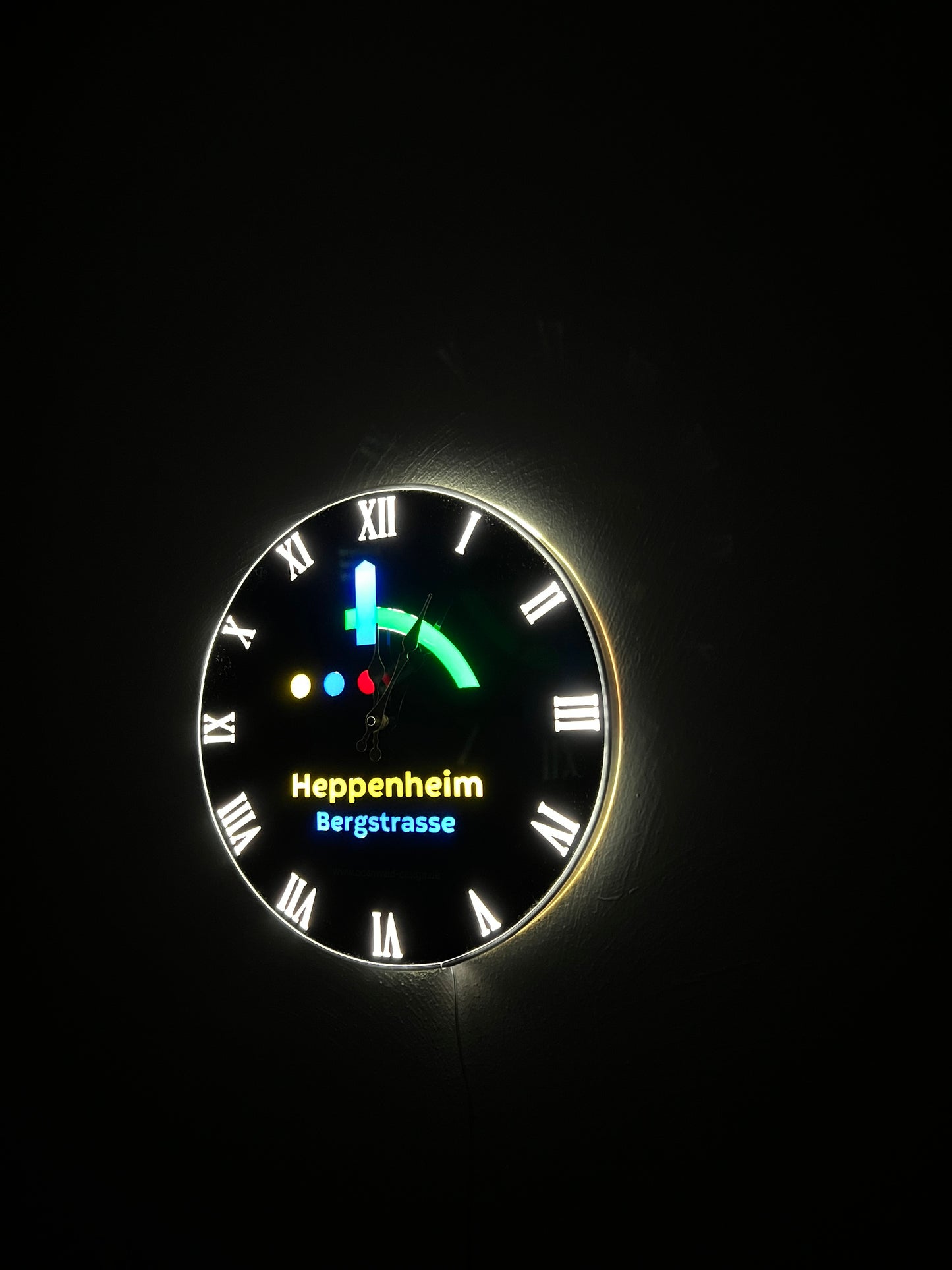 Elegantes Dekor für Ihr Haus und Büro: beleuchtete Wanduhr, hochwertige Verarbeitung, Individualisierung mit Wunschtext oder Logo möglich