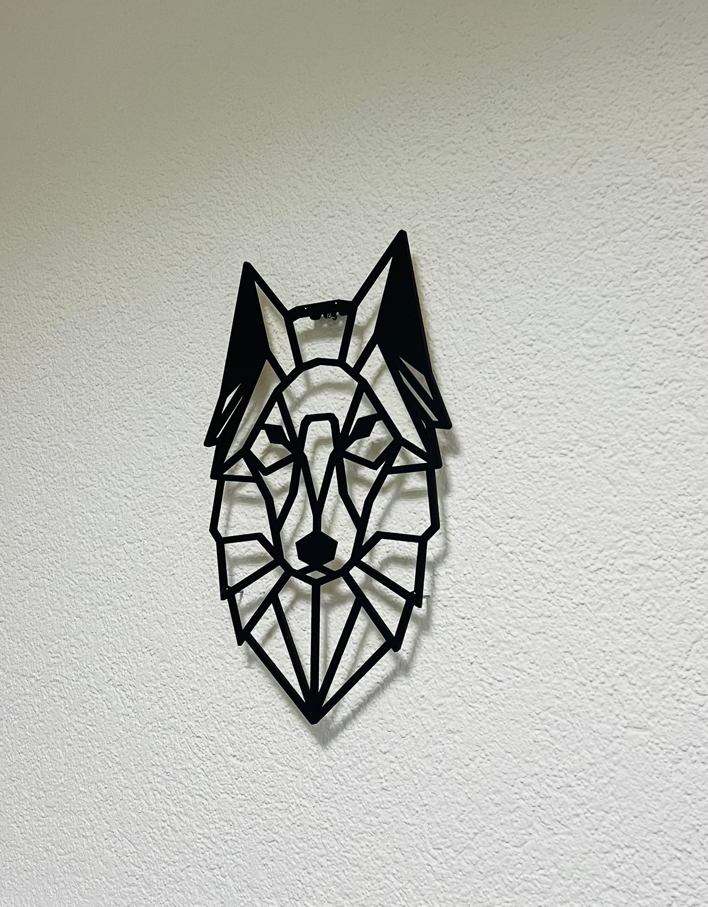 Elegantes Dekor für Ihr Haus und Büro: geometrischer Wolfskopf, 3D-Ansicht, Wanddekor
