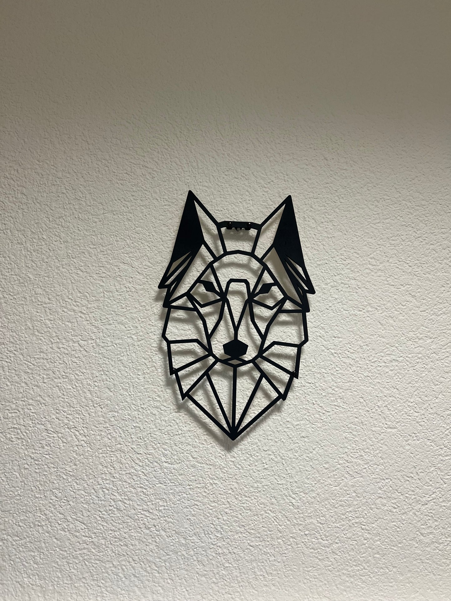 Elegantes Dekor für Ihr Haus und Büro: geometrischer Wolfskopf, 3D-Ansicht, Wanddekor