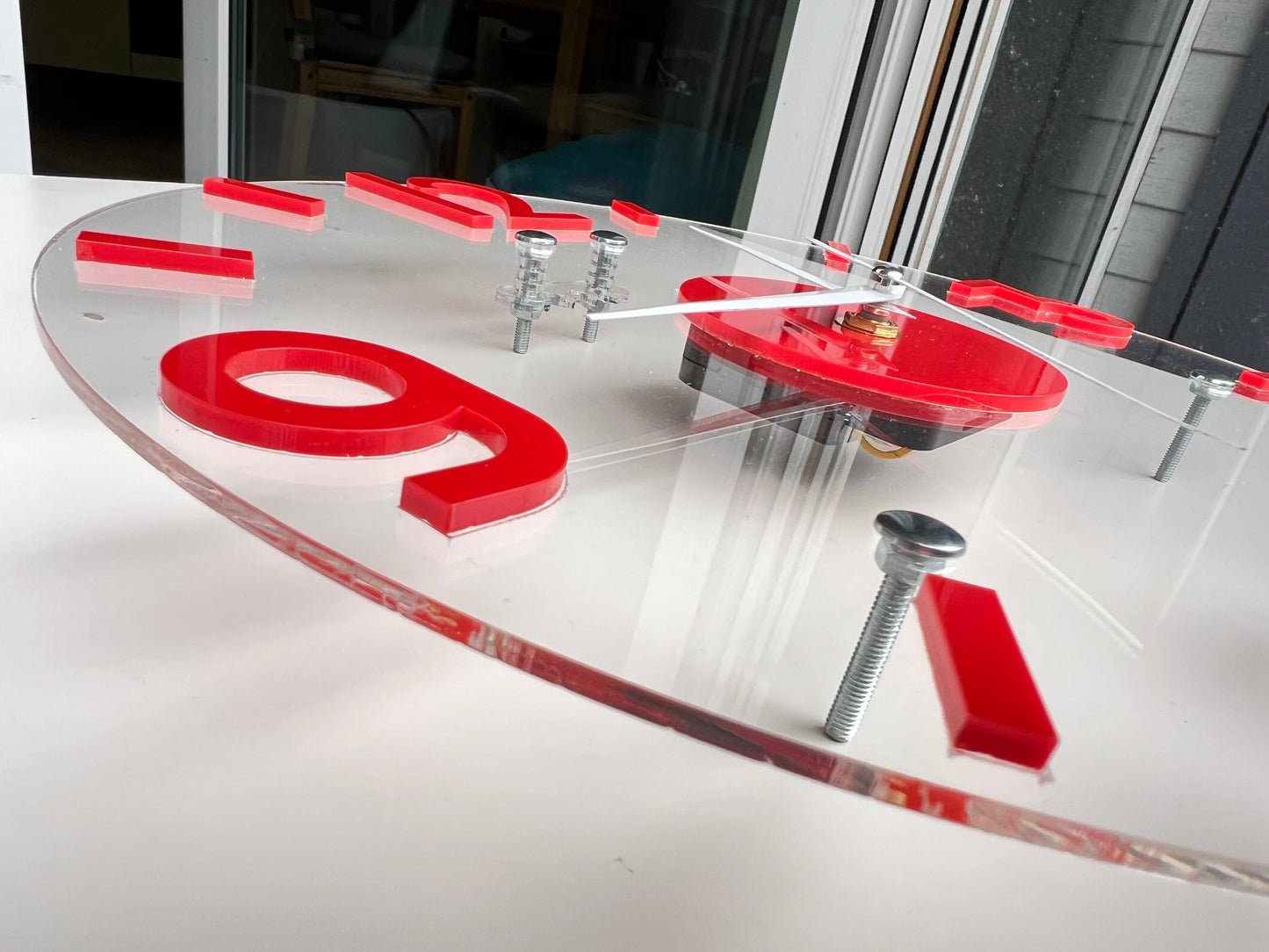 Elegantes Dekor für Ihr Haus und Büro: Wanduhr aus transparentem Acryl + Rote Zahlen (Individualisierung möglich)