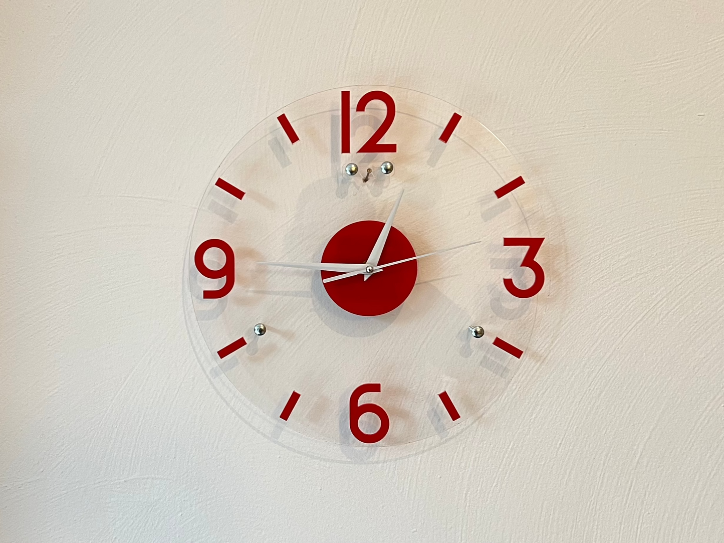 Elegantes Dekor für Ihr Haus und Büro: Wanduhr aus transparentem Acryl + Rote Zahlen (Individualisierung möglich)
