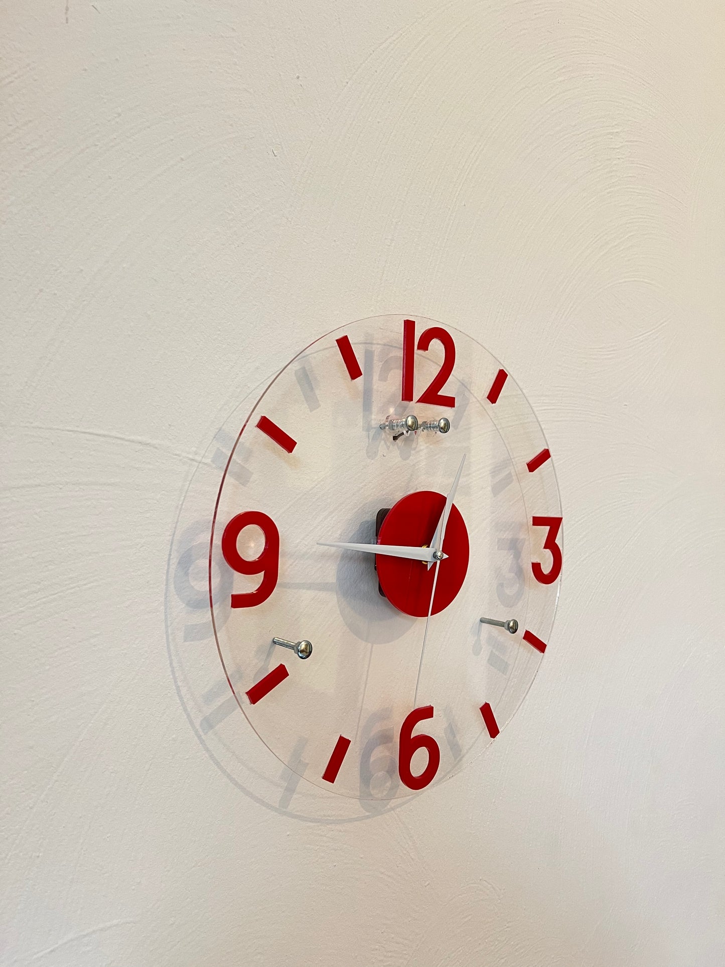 Elegantes Dekor für Ihr Haus und Büro: Wanduhr aus transparentem Acryl + Rote Zahlen (Individualisierung möglich)
