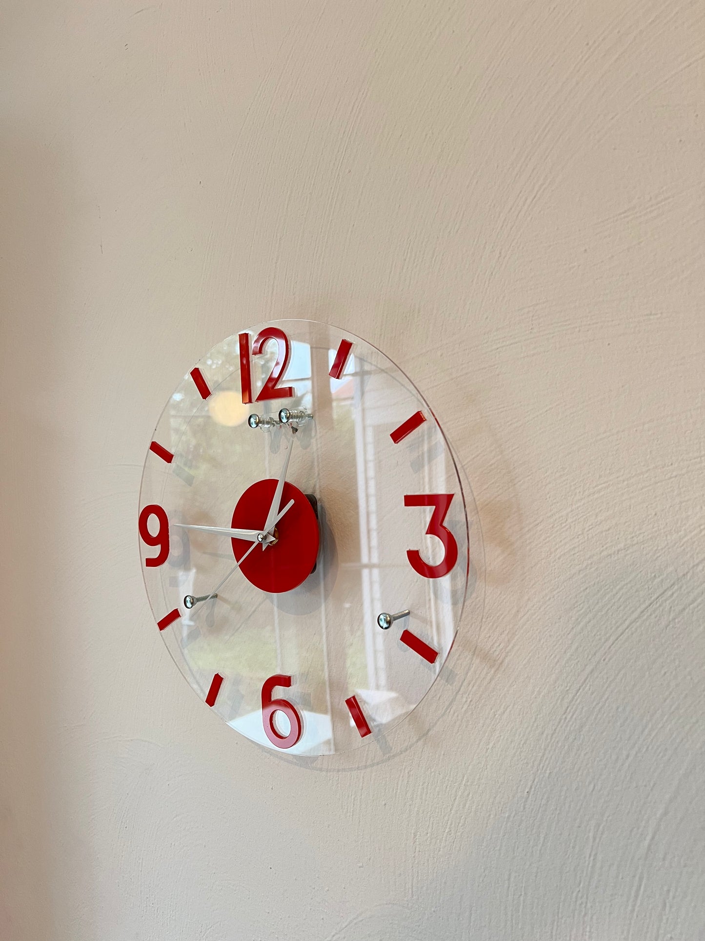 Elegantes Dekor für Ihr Haus und Büro: Wanduhr aus transparentem Acryl + Rote Zahlen (Individualisierung möglich)