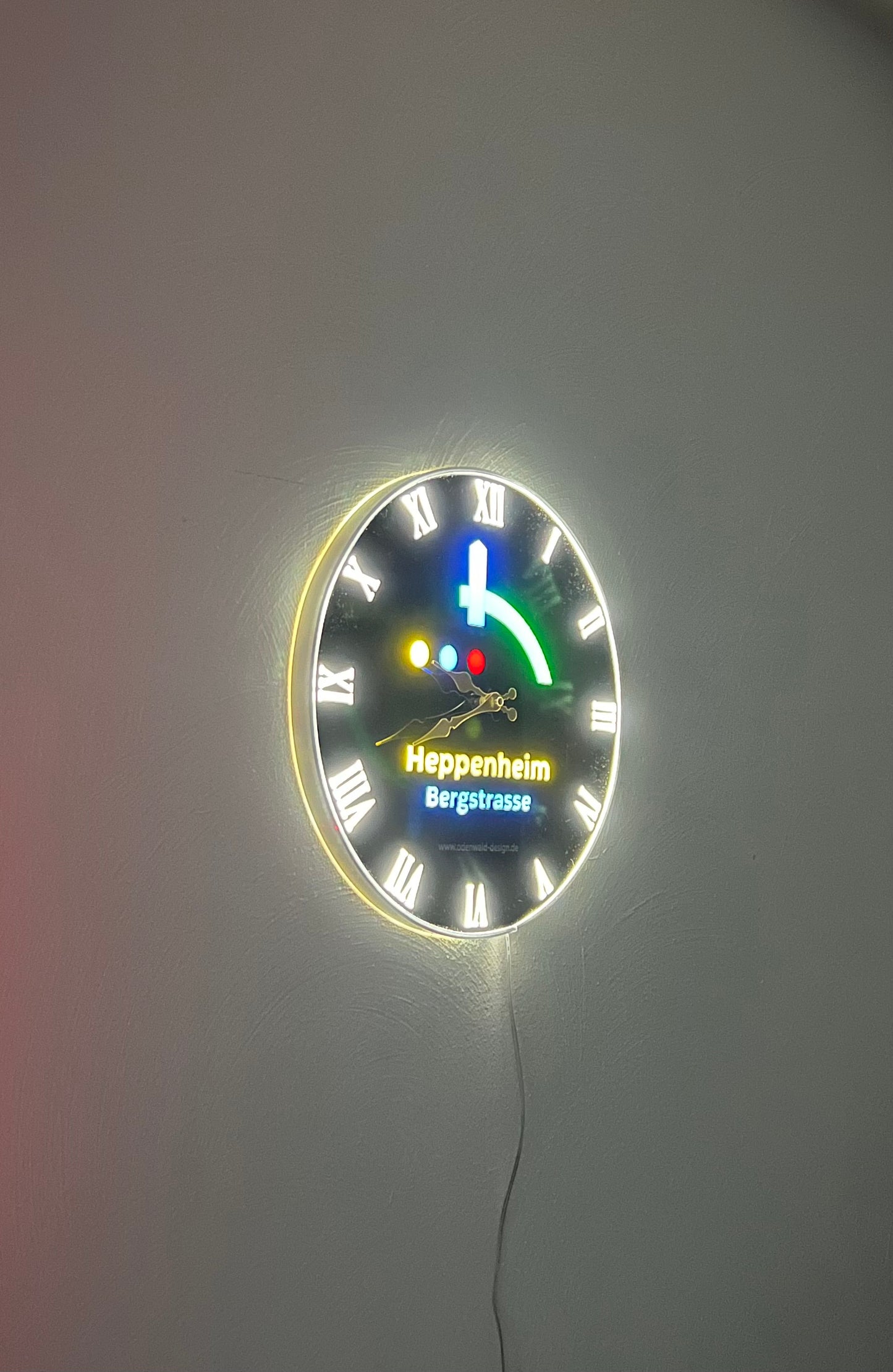 Elegantes Dekor für Ihr Haus und Büro: beleuchtete Wanduhr, hochwertige Verarbeitung, Individualisierung mit Wunschtext oder Logo möglich