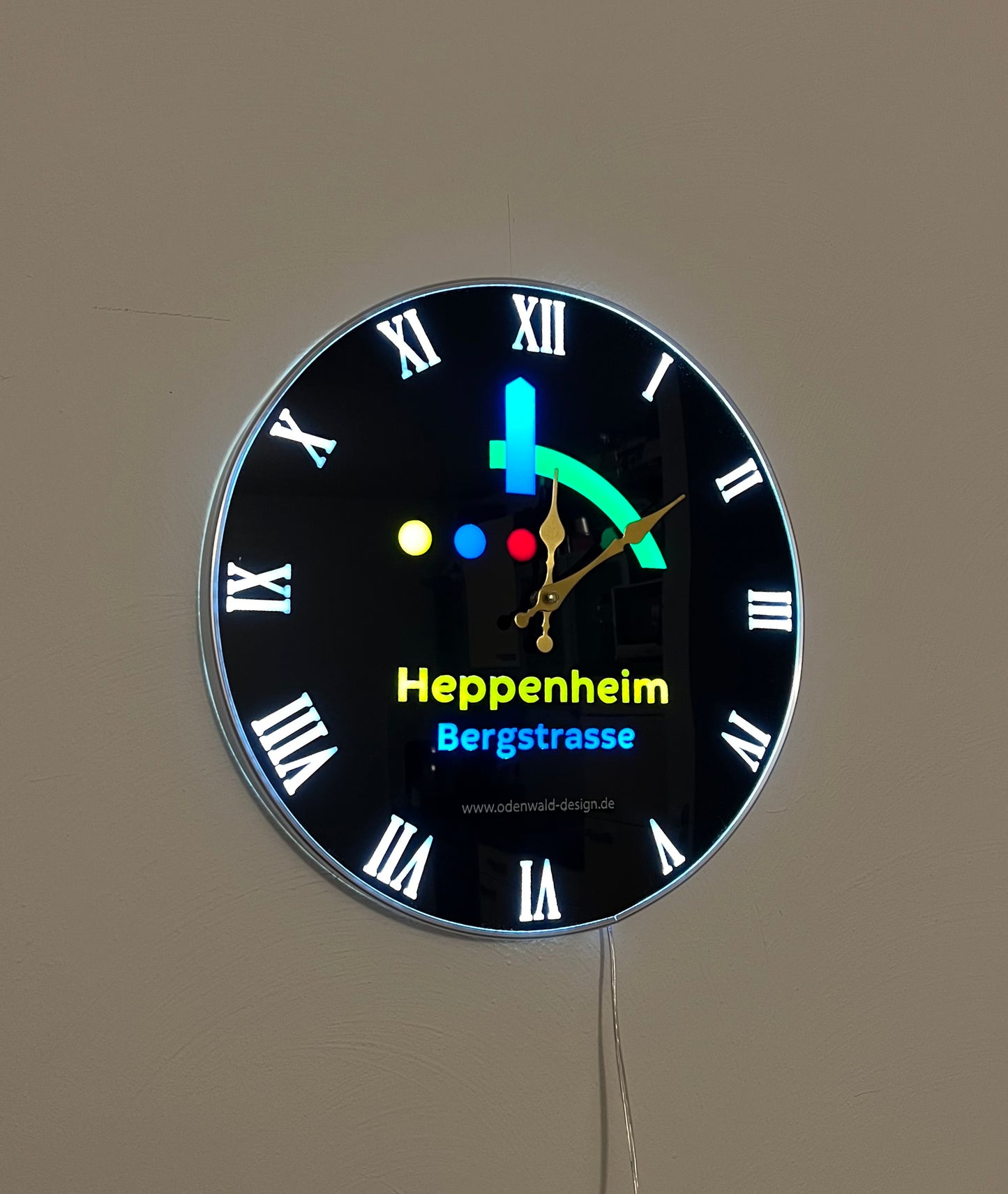 Elegantes Dekor für Ihr Haus und Büro: beleuchtete Wanduhr, hochwertige Verarbeitung, Individualisierung mit Wunschtext oder Logo möglich