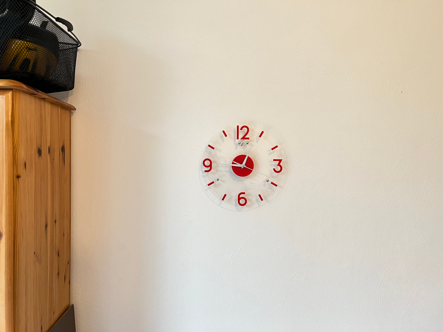 Elegantes Dekor für Ihr Haus und Büro: Wanduhr aus transparentem Acryl + Rote Zahlen (Individualisierung möglich)